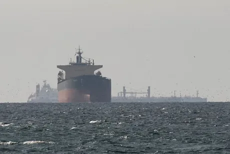 Petrolier kuweitian ancorat în apele Dubaiului, atacat recent.