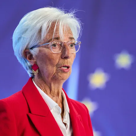 Christine Lagarde discută despre controlul inflației în Europa.