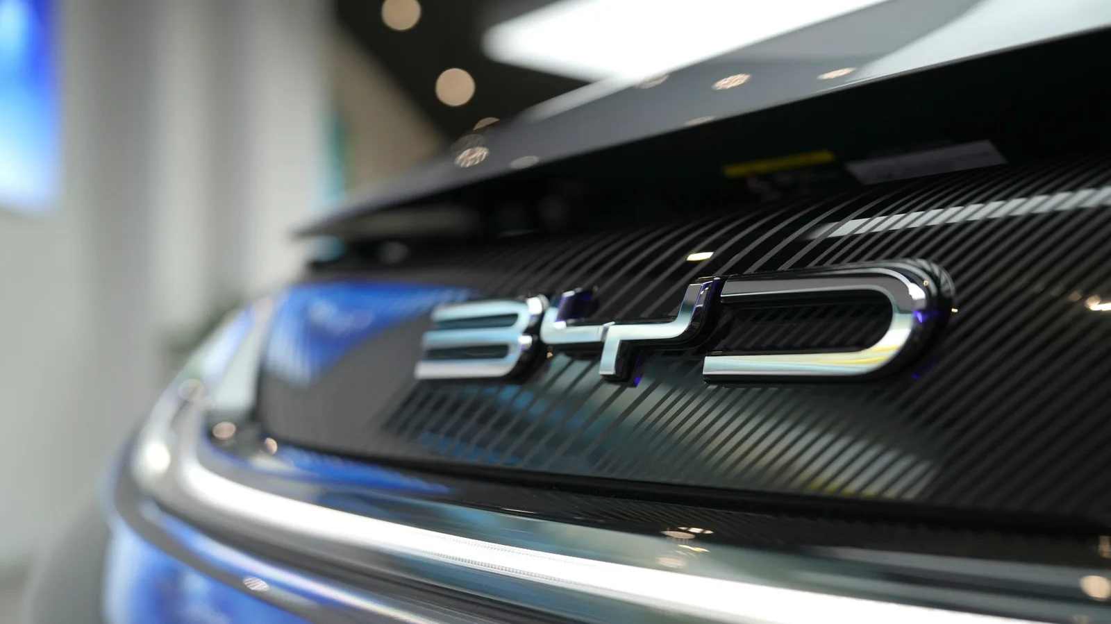 Logo-ul BYD pe un vehicul electric, simbolizând inovația în industria auto.