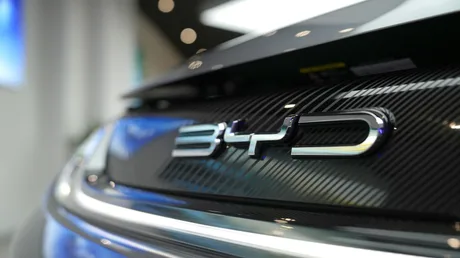 Logo-ul BYD pe un vehicul electric, simbolizând inovația în industria auto.