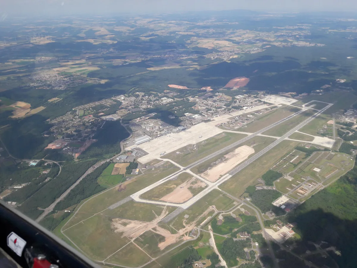 Vedere aeriană a bazei militare de la Ramstein, Germania.