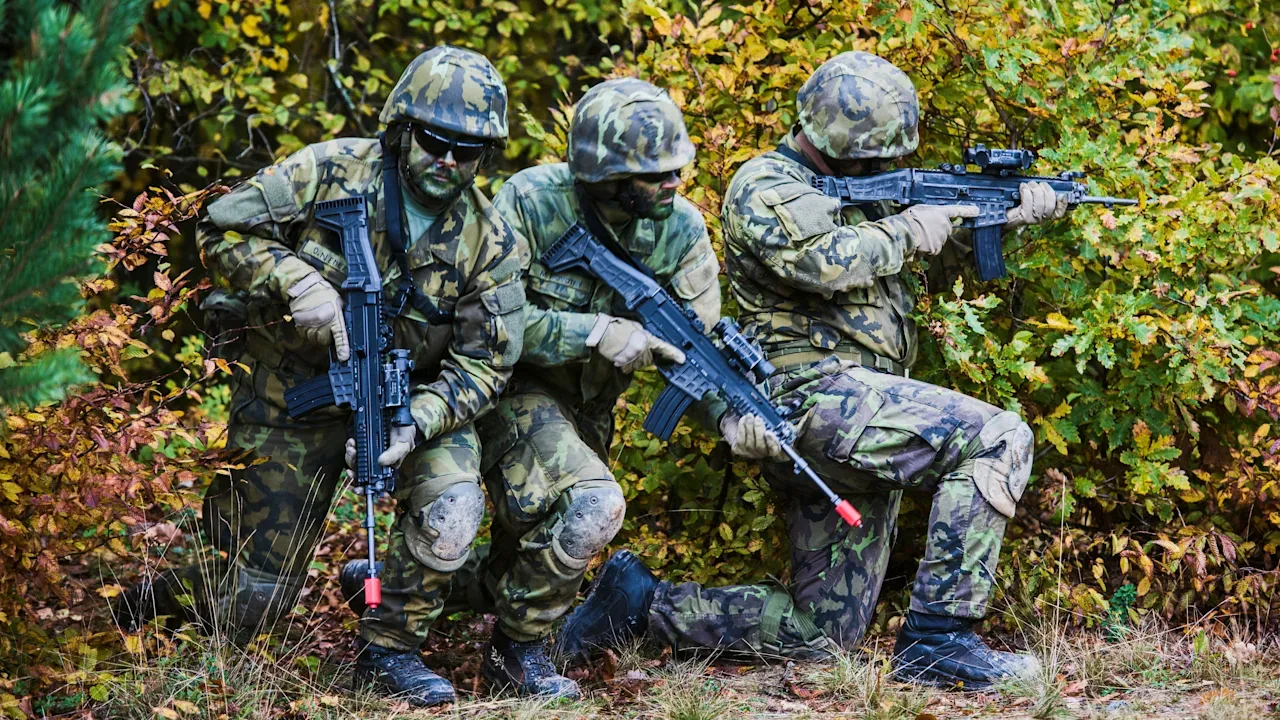 Soldați cehi în acțiune, pregătiți pentru provocări de securitate.