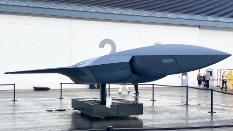 Machetă a dronei de luptă supersonice ACP prezentată de Saab.