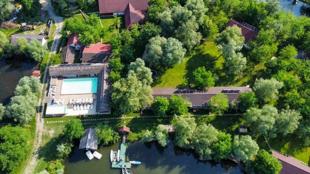 Resort pe insulă privată în Delta Dunării, cu facilități turistice complete.