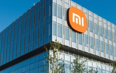 Sediul Xiaomi cu logo-ul distinctiv pe fațada clădirii.