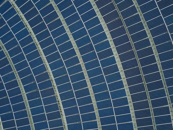 Panouri fotovoltaice instalate pe o structură modernă, captând energia solară.