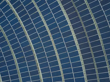 Panouri fotovoltaice instalate pe o structură modernă, captând energia solară.