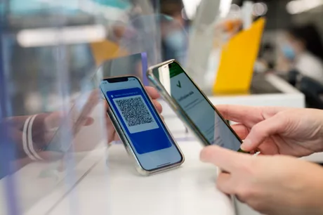 Utilizatori interacționând cu aplicația RO Wallet pe telefoane mobile.