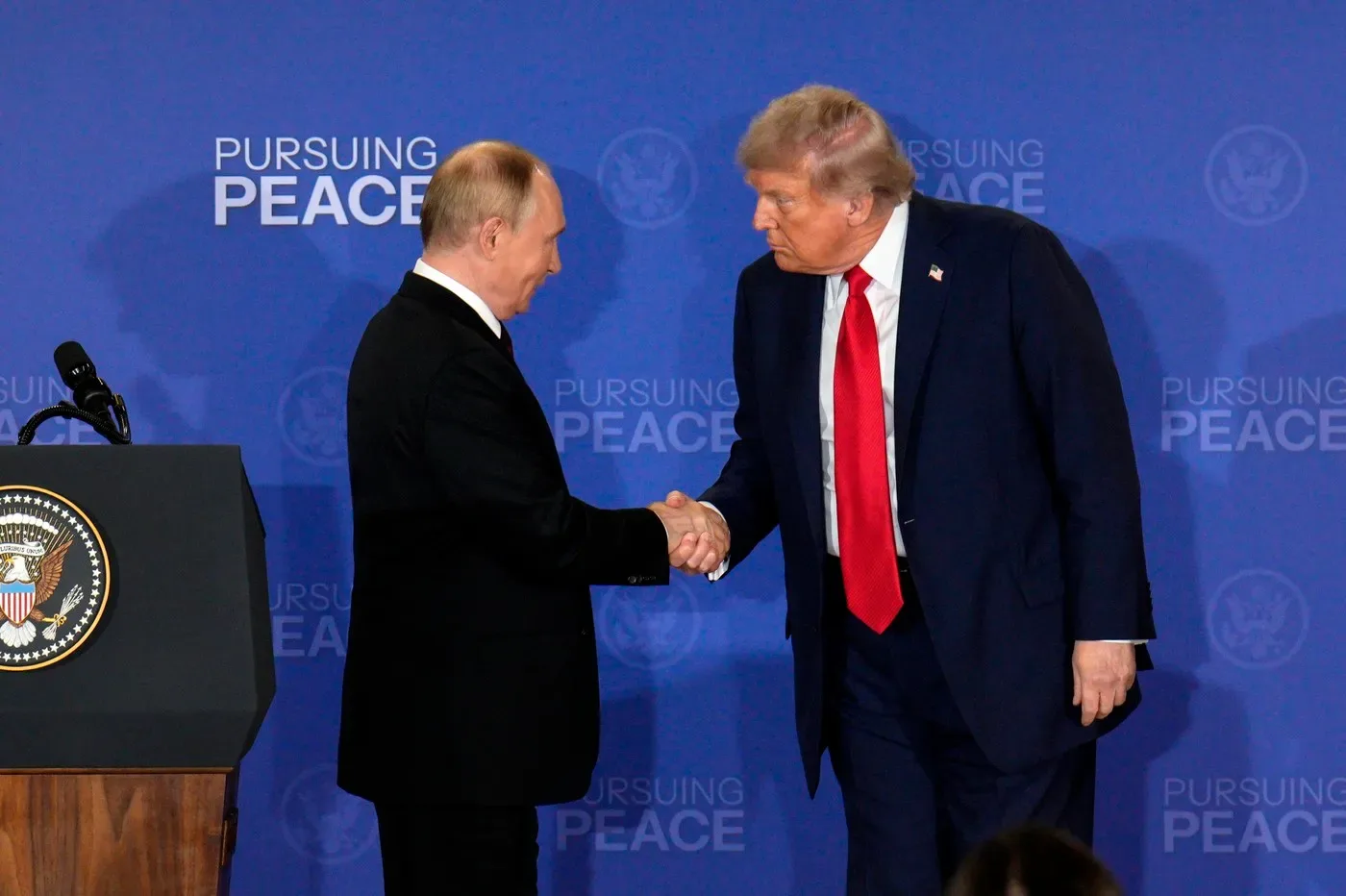 Putin și Trump se salută într-un cadru oficial, discutând despre relațiile internaționale.