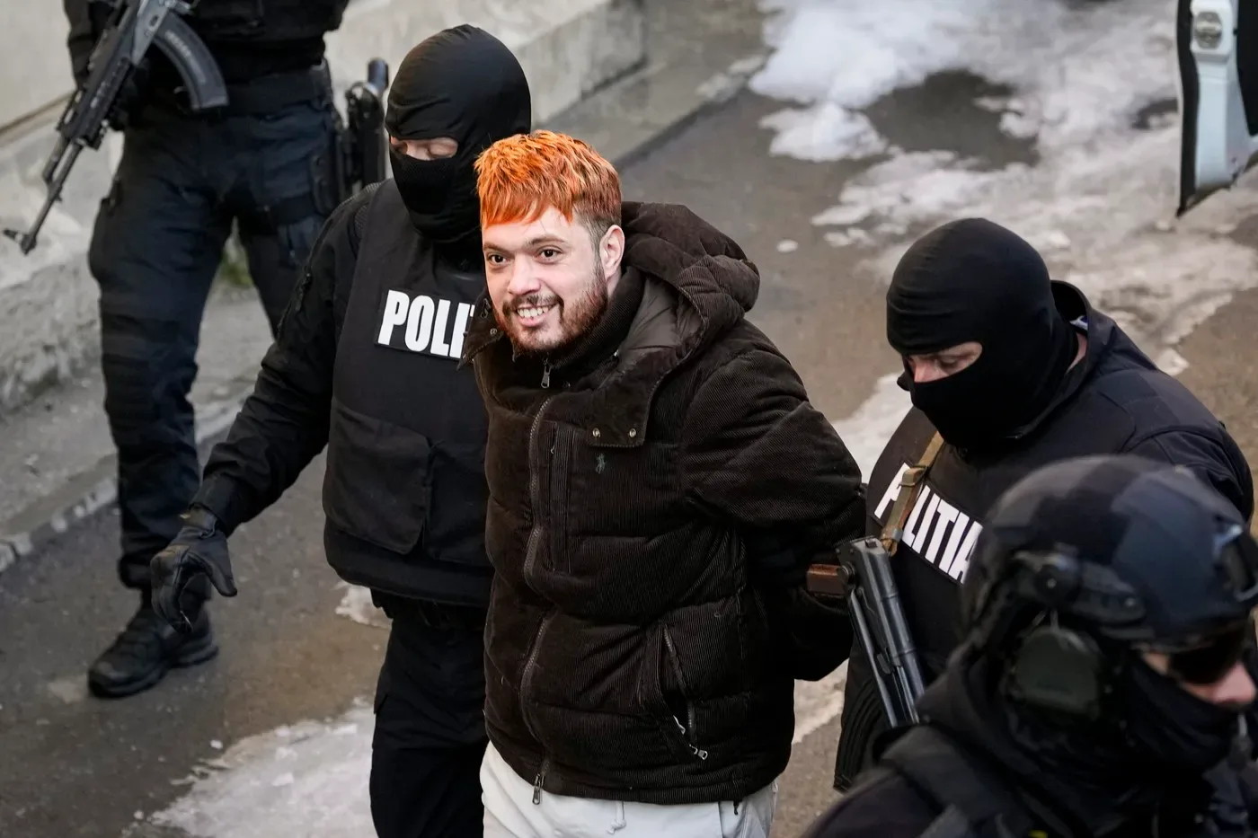 Polițiști români în timpul unei operațiuni de capturare a unui traficant de droguri.