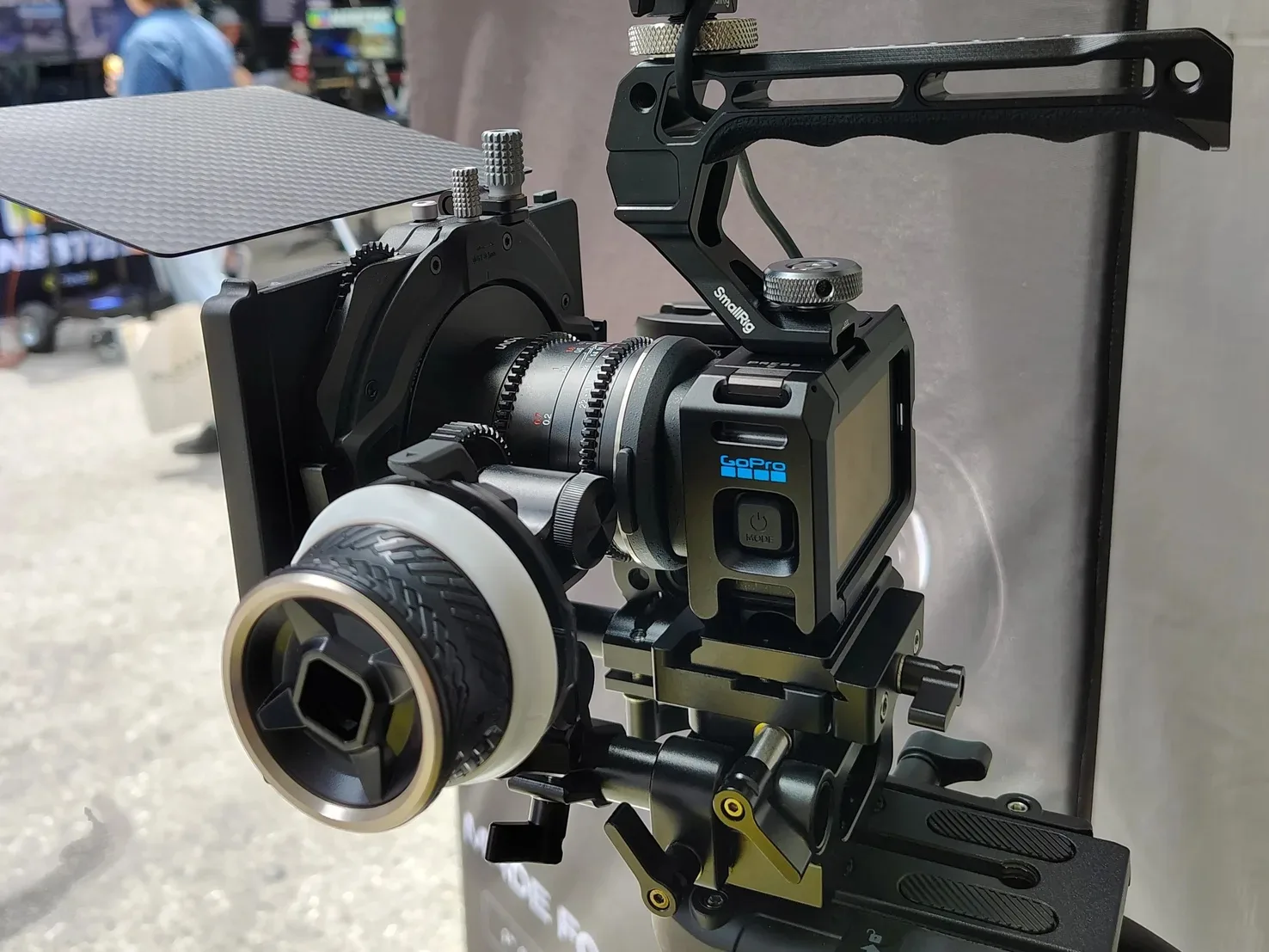 Cameră compactă GoPro cu montură Micro Four Thirds, prezentată la Cine Gear LA 2026.