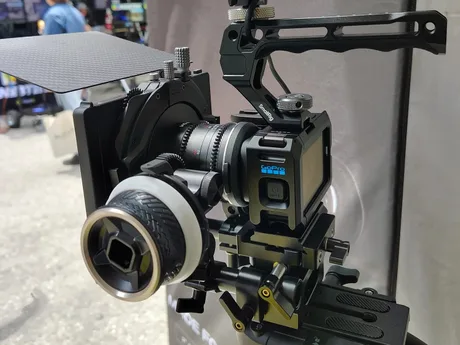 Cameră compactă GoPro cu montură Micro Four Thirds, prezentată la Cine Gear LA 2026.