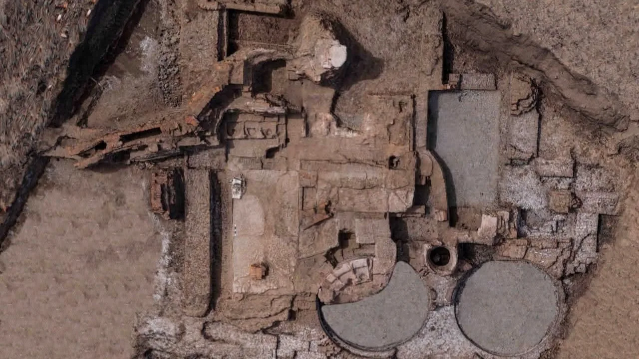 Complex de băi antice descoperit la Tell Nasser, evidențiind ingineria hidraulică avansată.