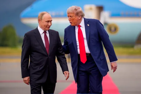 Oficiali ruși discutând despre Trump în contextul tensiunilor internaționale.