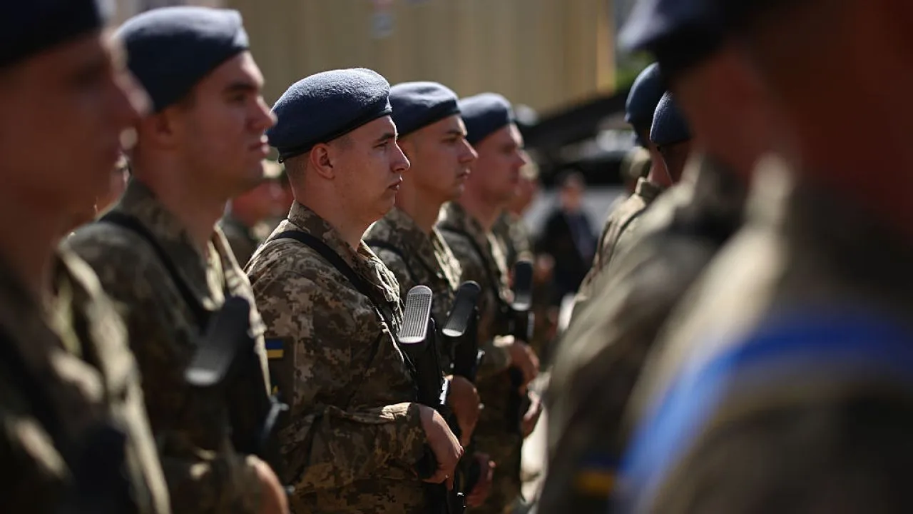 Soldați în uniformă, pregătiți pentru exerciții militare în Germania.