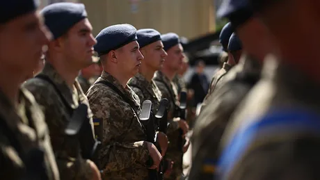Soldați în uniformă, pregătiți pentru exerciții militare în Germania.