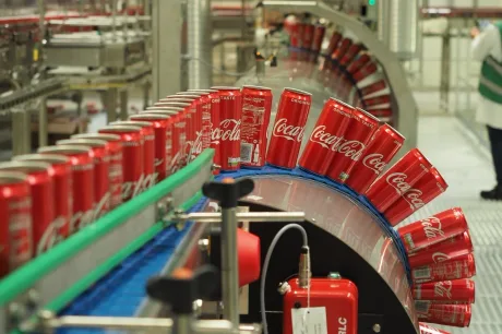 Linii de conserve Coca-Cola pe o bandă de producție.
