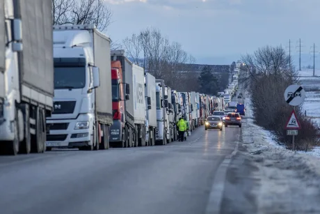 Coloană de camioane pe drum, semn al crizei din transporturi.