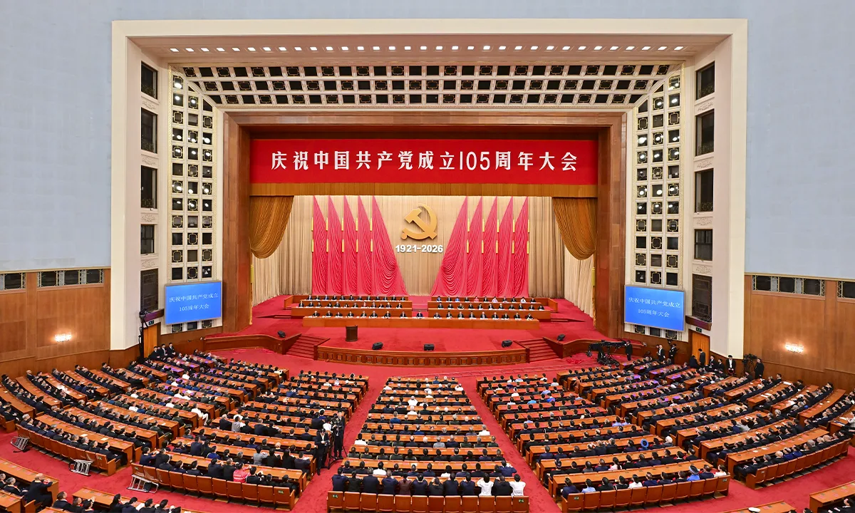 Ceremonie la Beijing cu ocazia aniversării Partidului Comunist Chinez, cu mulți participanți.
