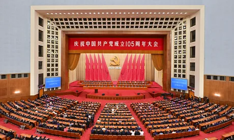 Ceremonie la Beijing cu ocazia aniversării Partidului Comunist Chinez, cu mulți participanți.
