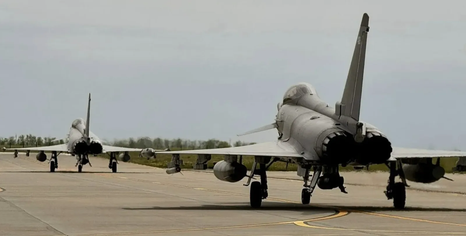 Avioane Eurofighter pregătite pentru decolare pe pista bazei aeriene.