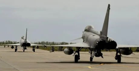 Avioane Eurofighter pregătite pentru decolare pe pista bazei aeriene.