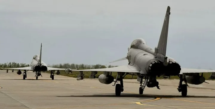 Avioane Eurofighter pregătite pentru decolare pe pista bazei aeriene.
