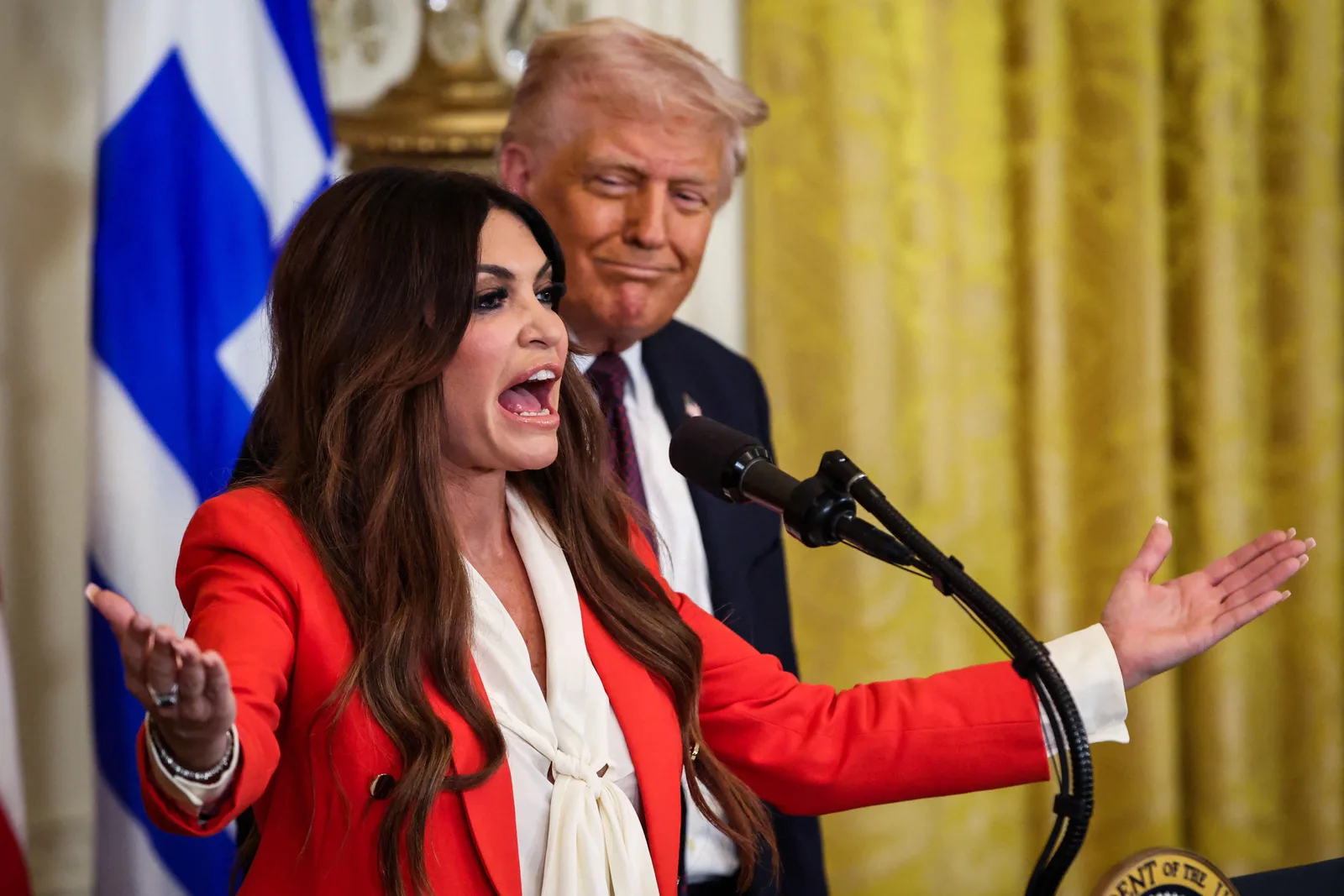 Ambasadoarea SUA în Grecia, Kimberly Guilfoyle, la o conferință de presă.