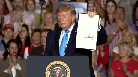 Donald Trump anunță măsuri pentru reducerea costurilor motorinei în SUA.