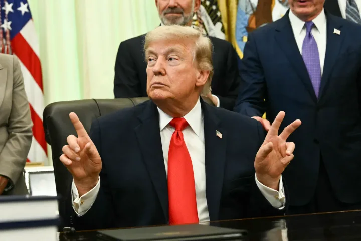 Donald Trump discutând despre acordul dintre SUA și Iran în biroul oval.