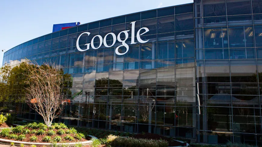 Sediul Google, un simbol al inovației tehnologice și al colaborărilor strategice.