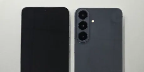 Designul nou al Galaxy S26 FE cu modul de camere ridicat și margini apropiate.