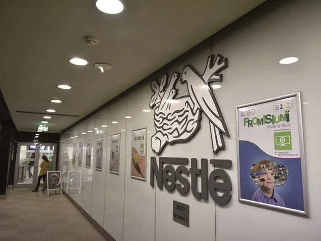 Logo-ul Nestlé pe un perete, într-un birou modern din România.