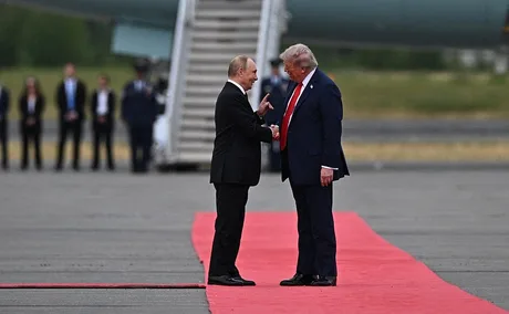 Donald Trump și Vladimir Putin discutând despre importurile de motorină rusească.
