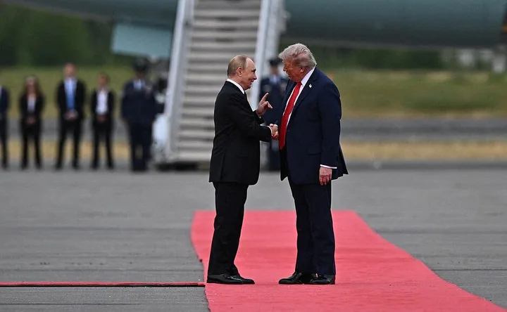 Donald Trump și Vladimir Putin discutând despre importurile de motorină rusească.