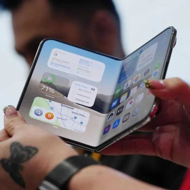 Un smartphone pliabil în utilizare, cu aplicații deschise pe ecran.