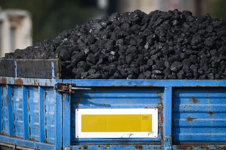 Morman de cărbune într-un container albastru, simbolizând provocările energetice.
