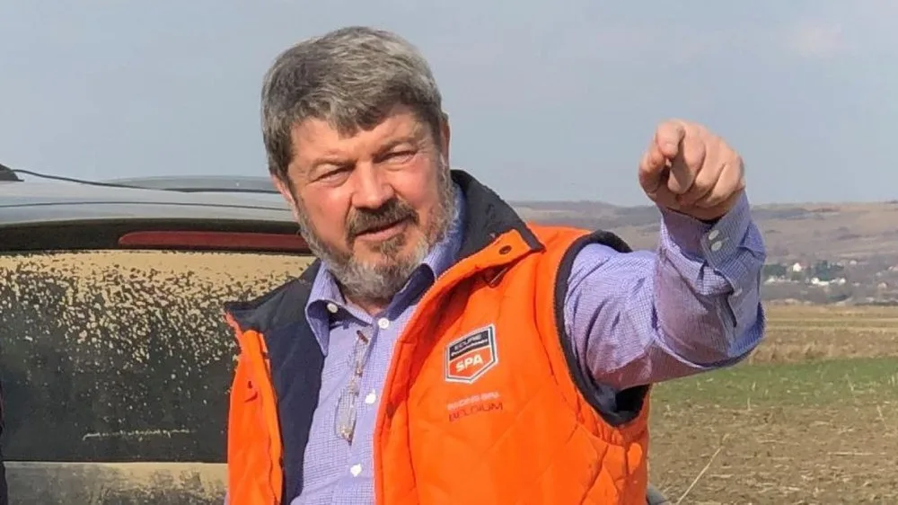 Reprezentant UMB discutând despre criza de bitum și impactul asupra lucrărilor de asfaltare.