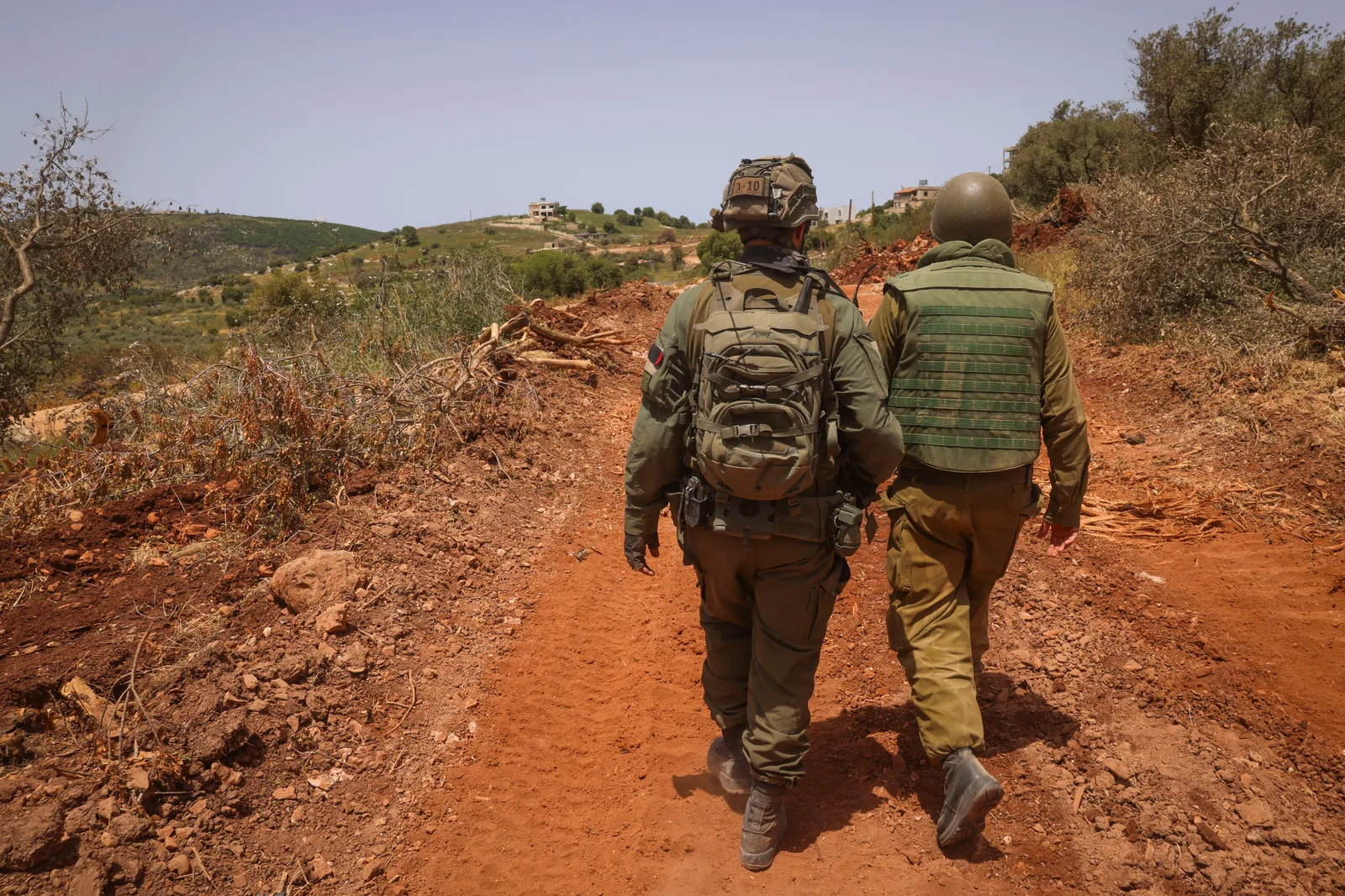 Soldați israelieni patrulează pe un teren accidentat din sudul Libanului.