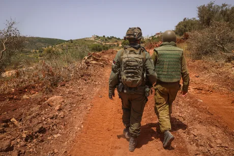 Soldați israelieni patrulează pe un teren accidentat din sudul Libanului.
