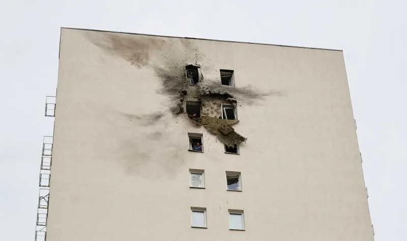 Clădire avariată de un atac, evidențiind riscurile conflictului din zonă.