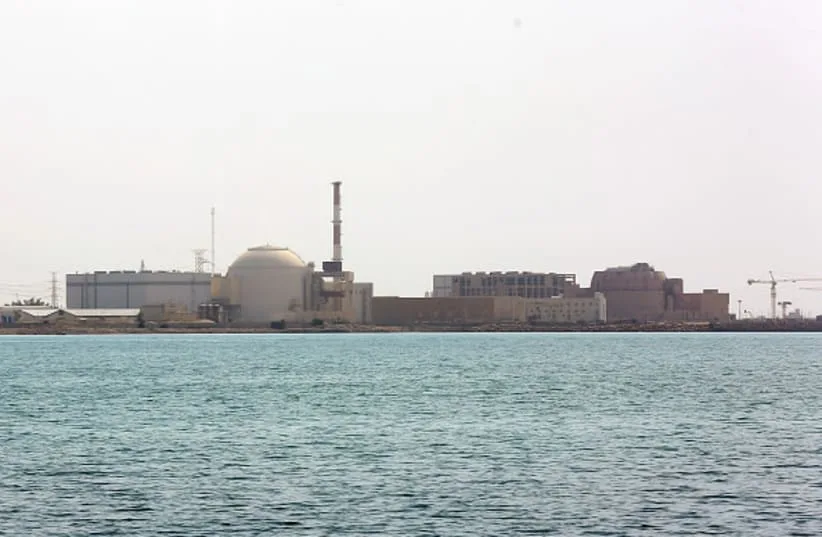 Centrala nucleară din Iran, pe malul unei ape liniștite.