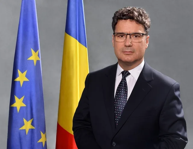 Remus Pricopie, rector SNSPA, discutând despre criza politică din România.