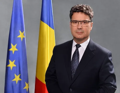 Remus Pricopie, rector SNSPA, discutând despre criza politică din România.