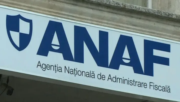 Logo-ul ANAF pe clădirea agenției fiscale din România.