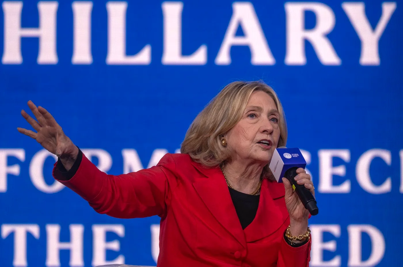 Hillary Clinton discutând despre democrație și geopolitică în Europa.