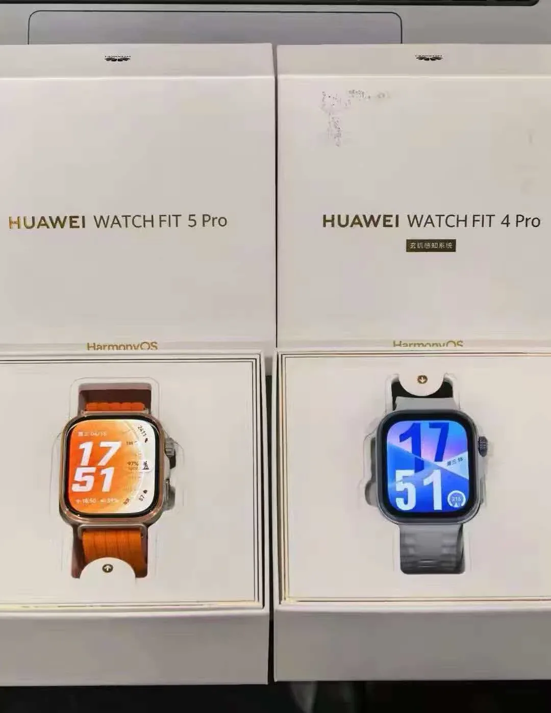 Comparatie intre Huawei WATCH FIT 5 Pro si FIT 4 Pro in cutii.