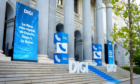 Sediul Digi Communications, cu panouri publicitare atrăgătoare.