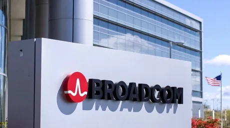 Logo-ul Broadcom pe fundalul clădirii companiei, simbolizând parteneriatul cu Apple.