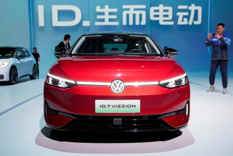 Automobile electrice expuse la un eveniment auto, evidențiind inovațiile din industrie.